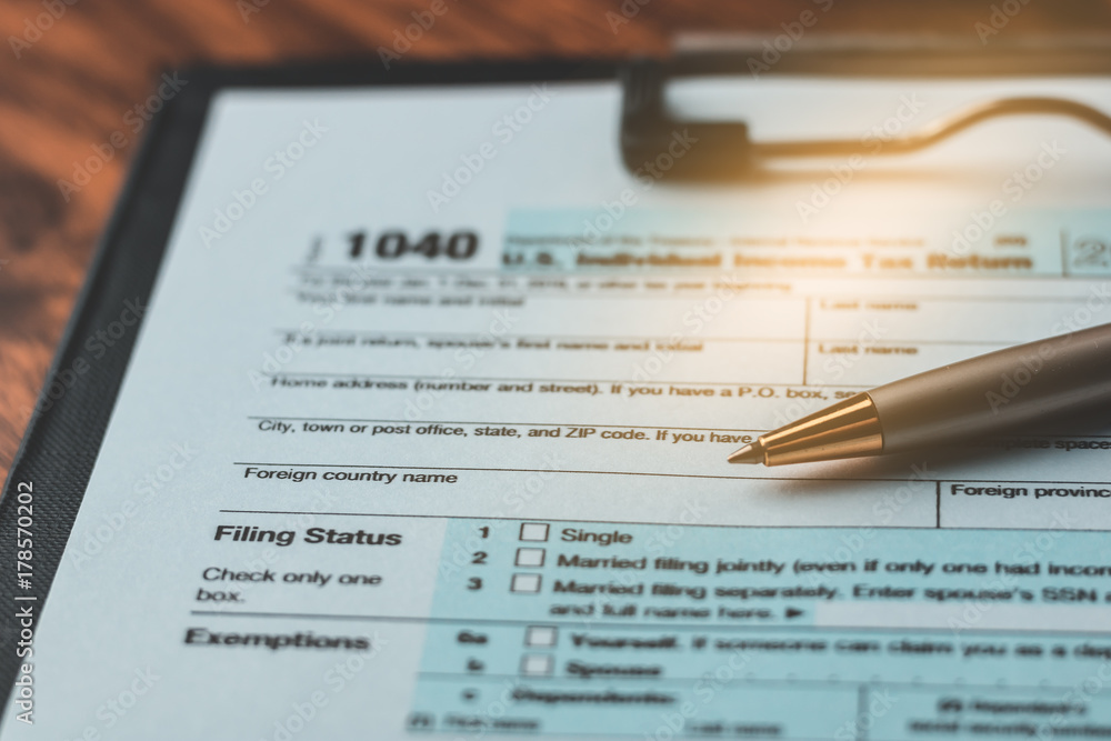 Obraz premium Close up of pen place on US tax form 1040