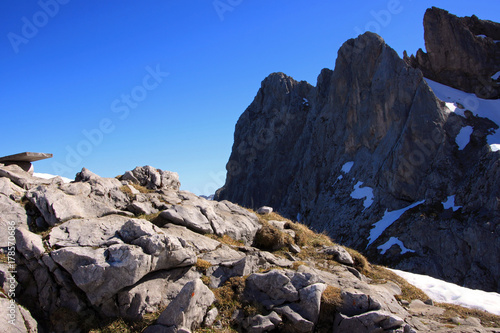 Alpen Panorama Blick bei stahlblauem Himmel in großer Höhe im Frühling