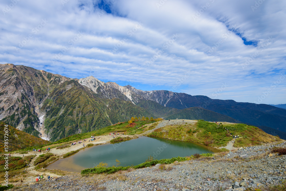 Naklejka premium 長野 北アルプス 白馬三山と八方池 秋