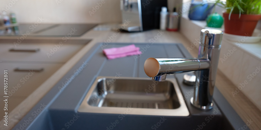 Wasserhahn mit Mischbatterie einer Spüle in Küche Stock-Foto | Adobe Stock