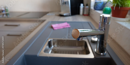 Wasserhahn mit Mischbatterie einer Spüle in Küche