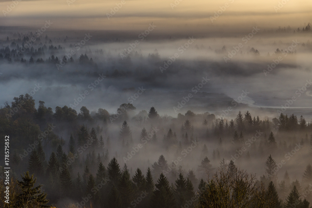 Fototapeta premium Morgendämmerung über den Wäldern bei Wolfratshausen