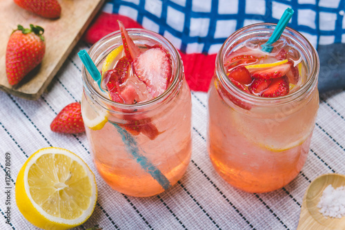 Strawberry juice and lemon soda juice mixed with soda. Add flavor Improve the health of the body can do at home. Juice on empty days Or party