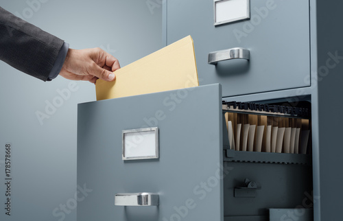 Fotografi Office clerk searching files