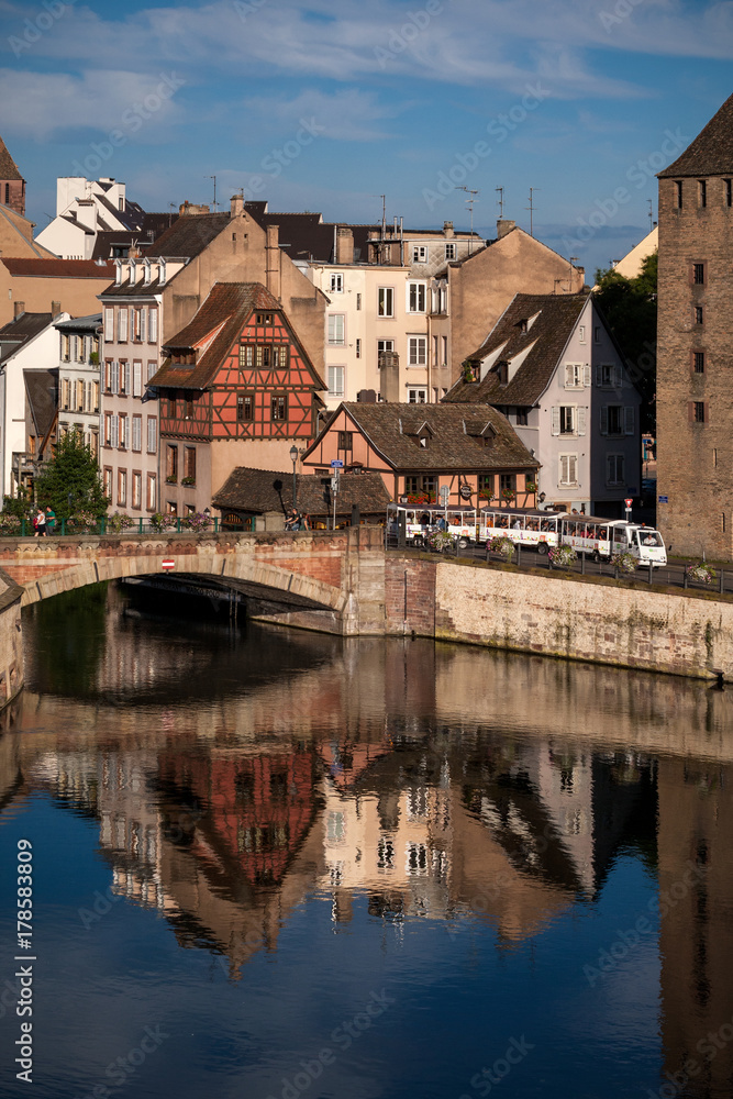 Brücke, Stadtmauer und Fachwerkhäuser von Straßburg mit Spiegelung in der Ill