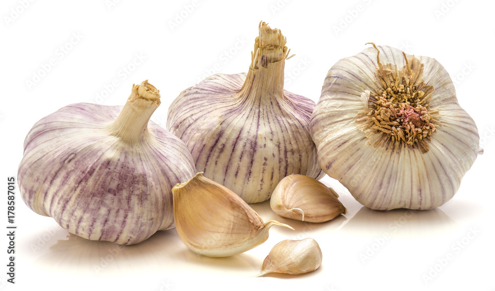 Obraz premium Garlic isolated on white background three bulbs and cloves