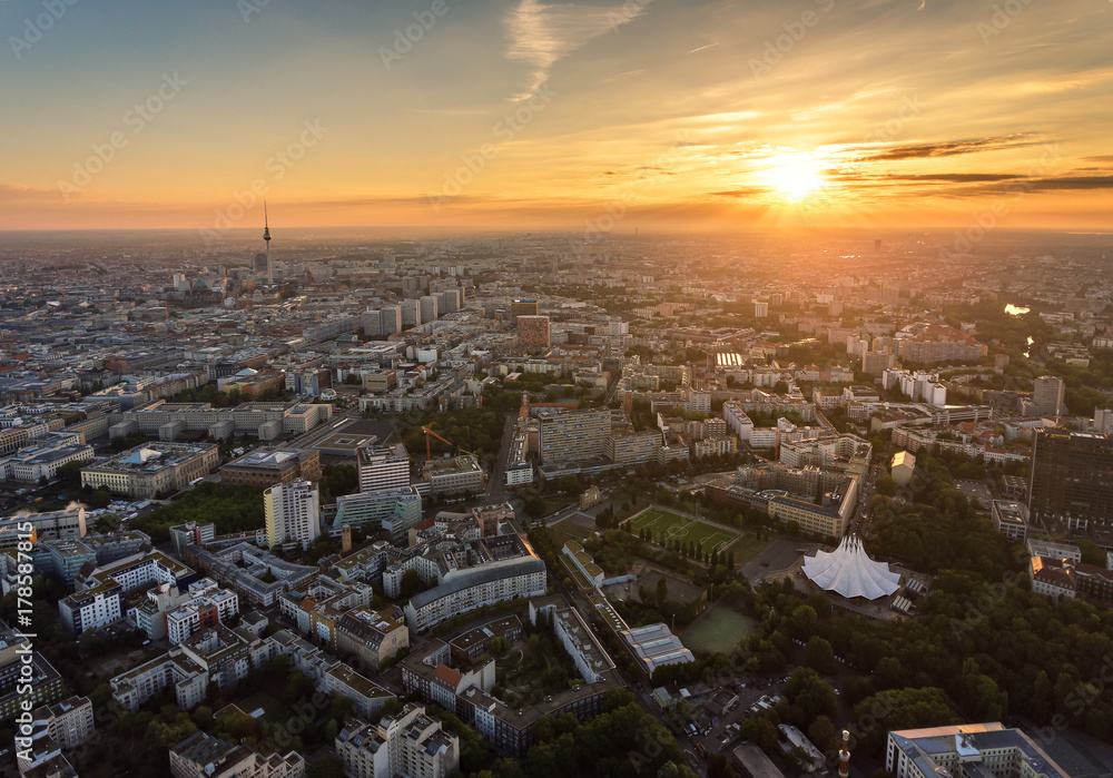 Obraz premium Sonnenaufgang in Berlin-Mitte