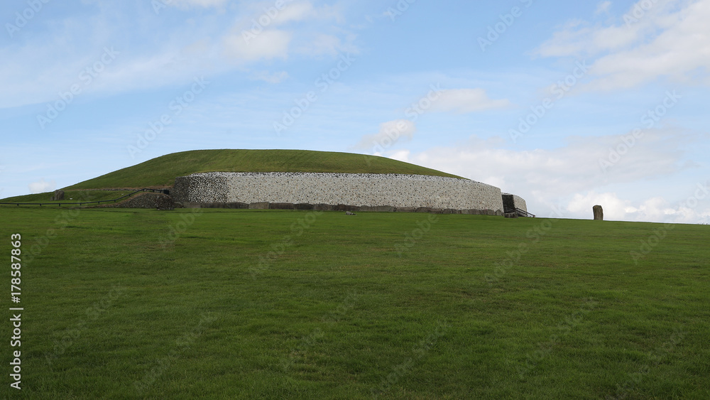 Obraz premium Newgrange, Brú na Bóinne, Condado de Meath, Irlanda