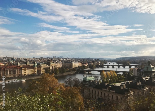 вид с высоты на речку с мостами в Праге