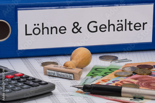 Aktenordner (blau) mit Beschriftung Löhne & Gehälter