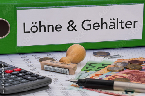 Aktenordner (grün) mit Beschriftung Löhne & Gehälter