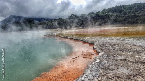 Waiotapu source d'eau géothermique et volcanique