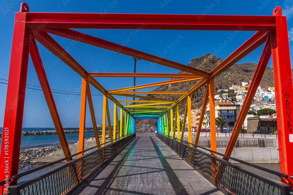 Bunte Fußgängerbrücke über einen Kanal am Meer Bunte Fußgängerbrücke über einen Kanal am Meer
