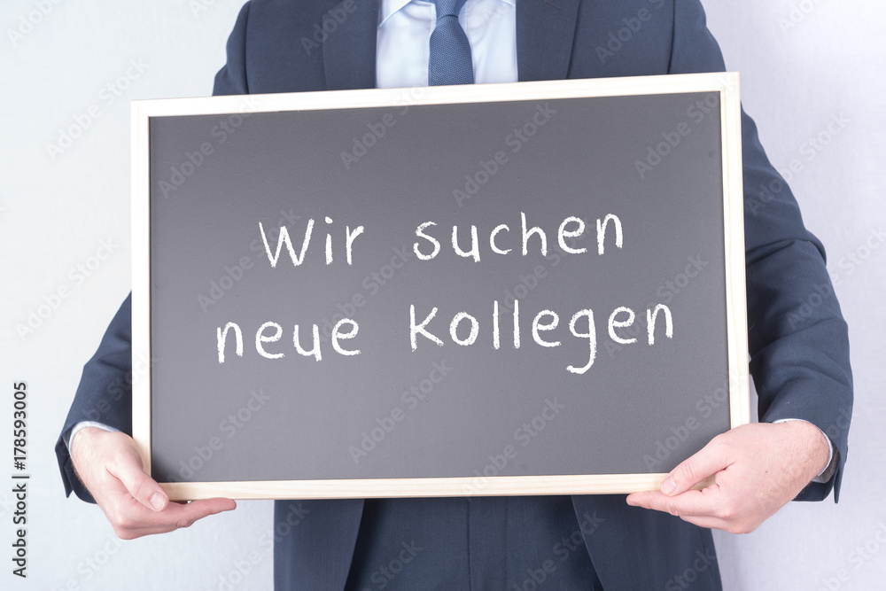 Stellenanzeige mit einem Schild Stellenanzeige mit einem Schild