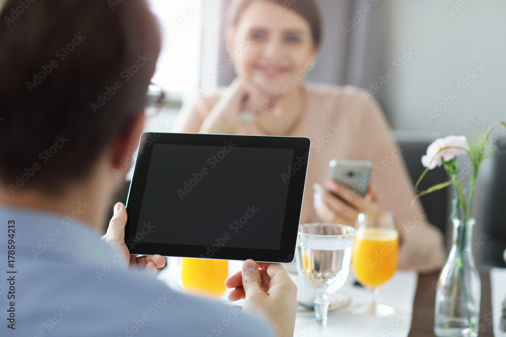 Obraz premium Two Businesspeople Meeting For Lunch In Restaurant