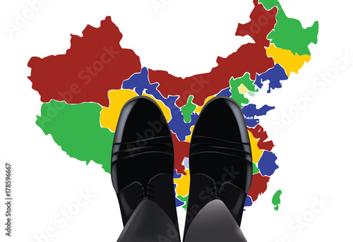 piedi con scarpe sopra