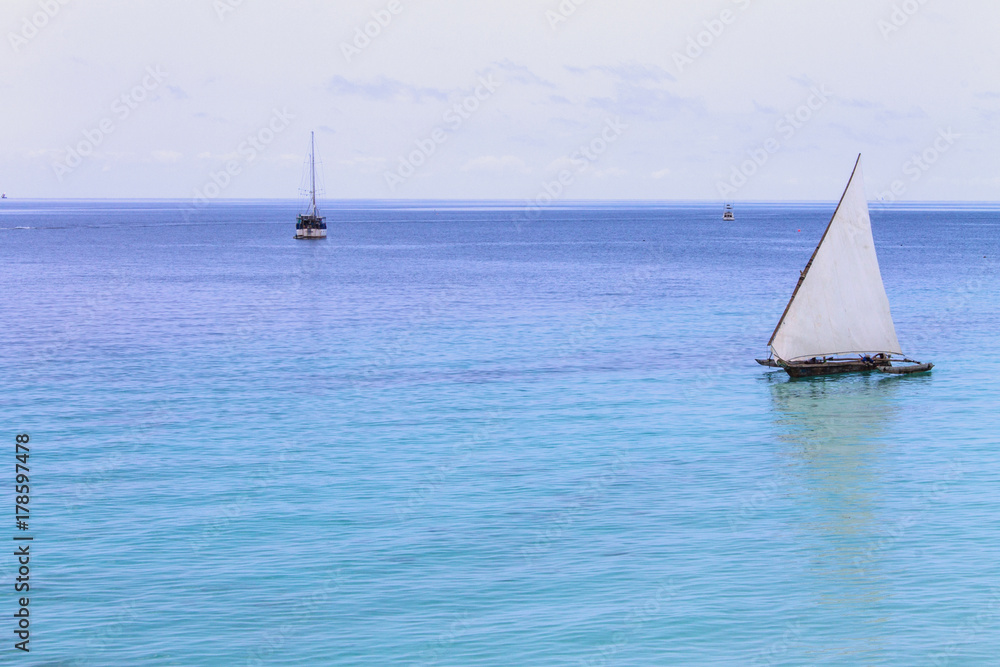 Obraz premium белый парус в бирюзовых водах океана