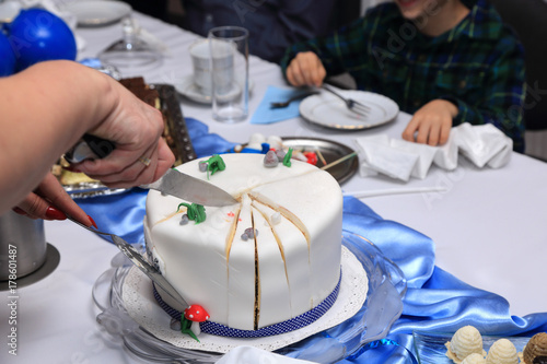 Tort urodzinowy dla małego chłopca i ciasta na stole, krojenie tortu.