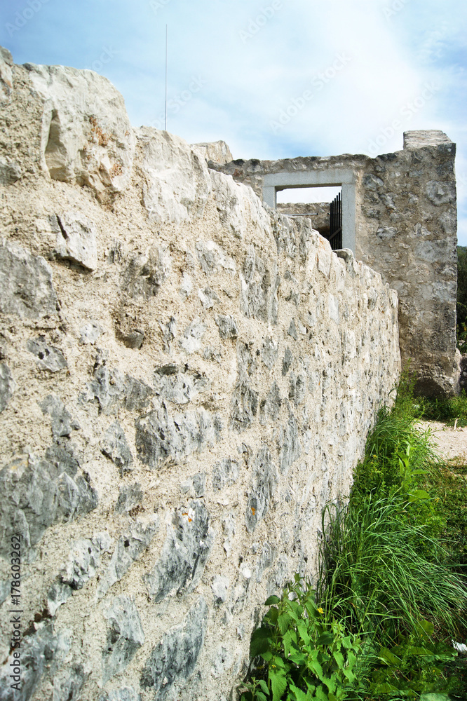 Φωτογραφία The fortress tower and observation post in the fortress of Besac (Virpazar, Montenegro)