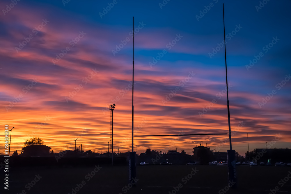 Naklejka premium Tramonto sul campo di rugby