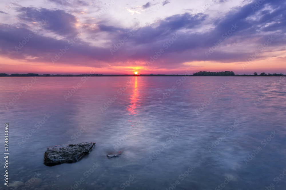Obraz premium Colorful Sunrise over a Colorado Lake in Larimer County