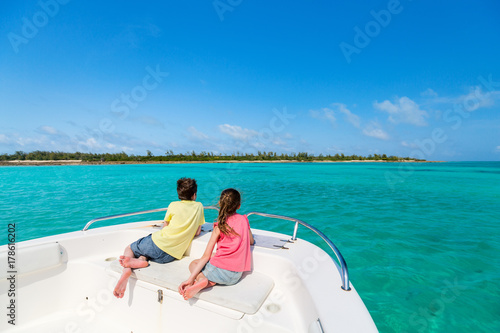 Kids at boat tour © BlueOrange Studio