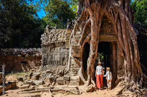 Family at Ta Som temple photo