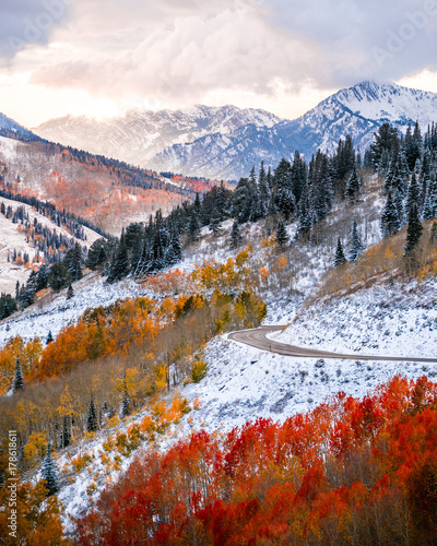 Obraz Jesienna przełęcz ze śniegiem