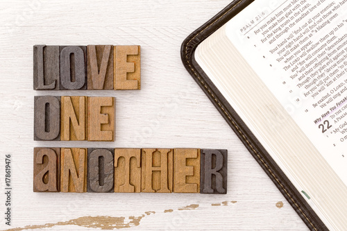 Foto Love One Another
