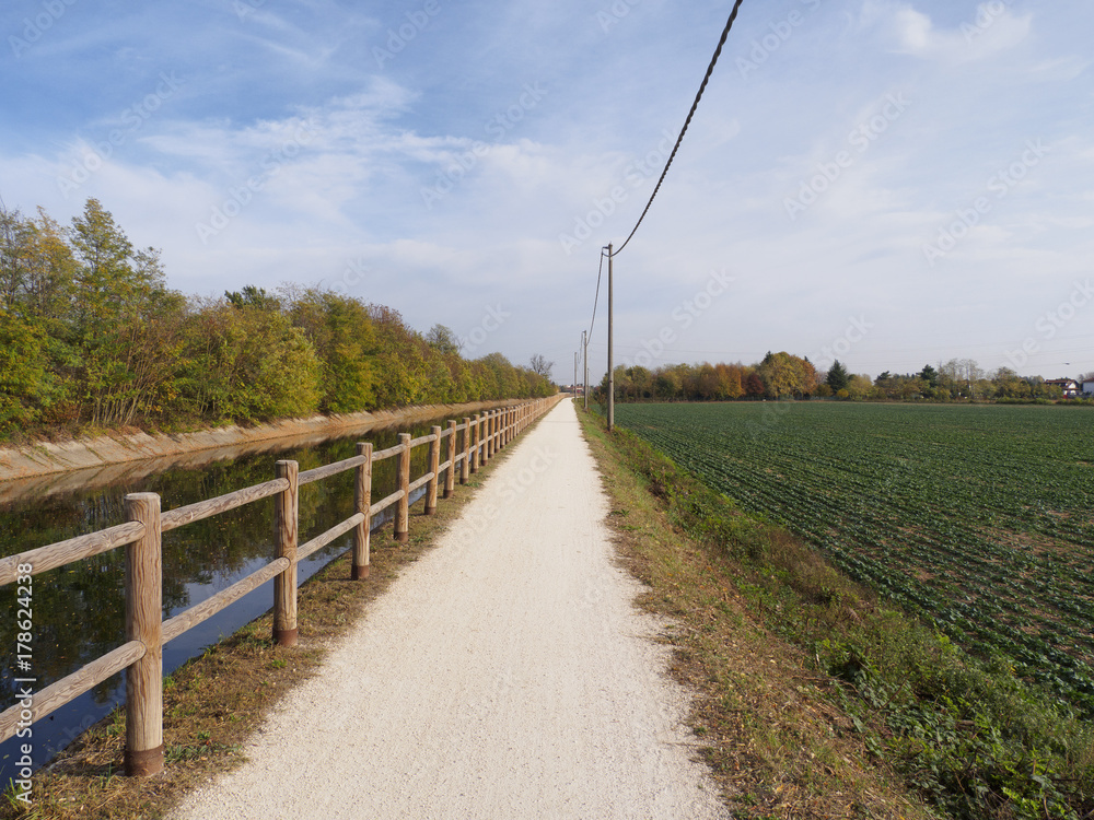 Bike path at Buscate along the canal Villoresi