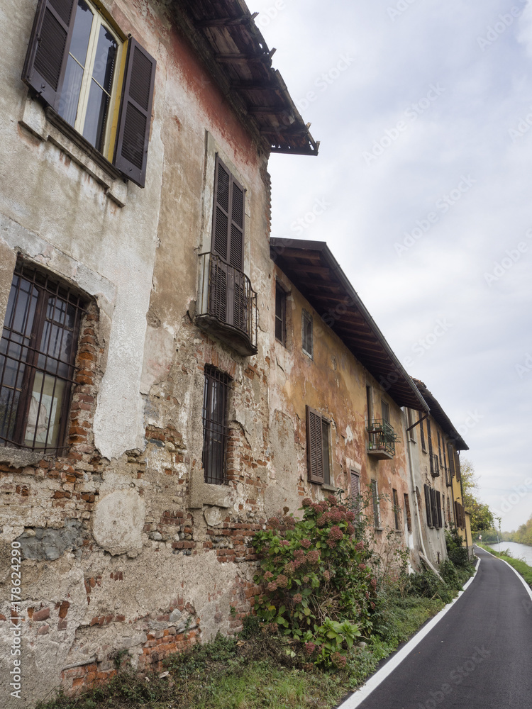 Bikeway along the Naviglio Grande at Robecco: old houses