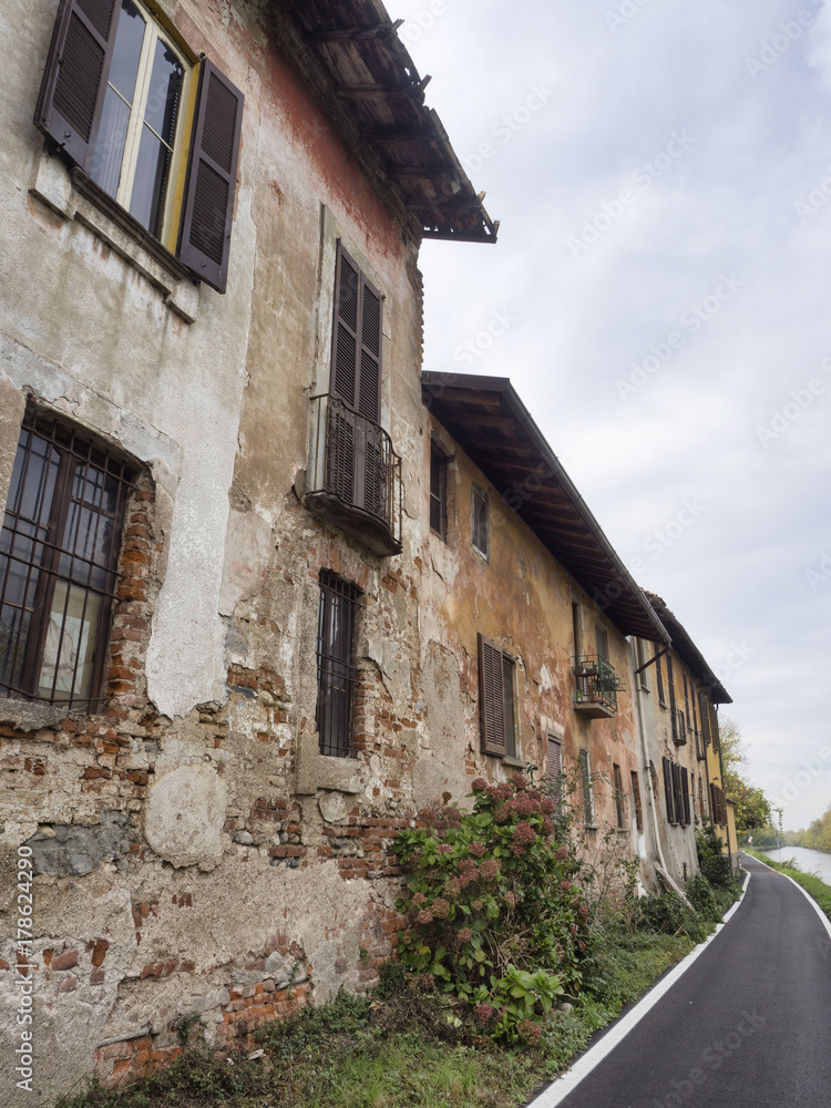 Bikeway along the Naviglio Grande at Robecco: old houses Bikeway along the Naviglio Grande at Robecco: old houses