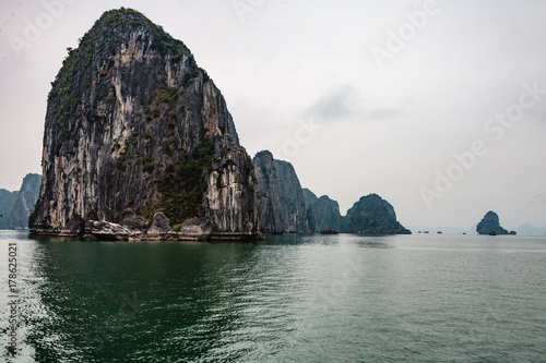 Obraz na plátně Halong bay in de golf van Tonkin, Viet Nam