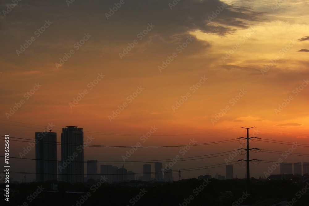 Naklejka premium Sunset in metropolitan city