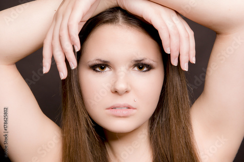Fotografi Belle fille âgée de 17 ans caucasienne regardant l'appareil photo avec un regard