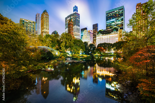 Foto The Pond by night, as viewed from Gapstow Bridge in Central Park, New York City