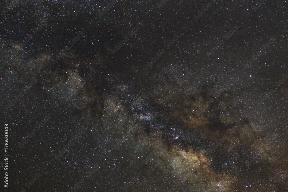 Obraz premium Gwiaździste nocne niebo, galaktyka Drogi Mlecznej z gwiazdami i kosmicznym pyłem we Wszechświecie, Fotografia z długim czasem naświetlania, z ziarnem.