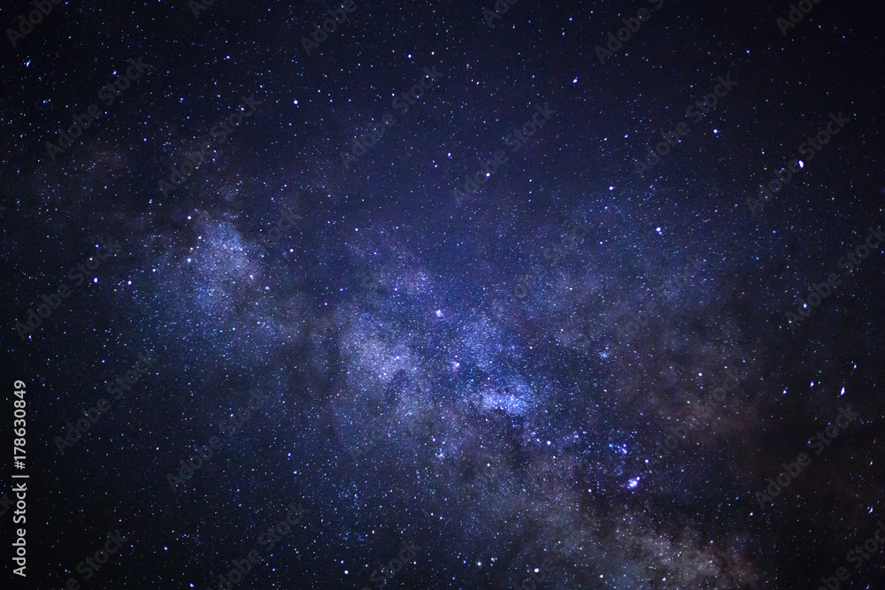 Obraz premium Gwiaździste niebo nocne, galaktyka Drogi Mlecznej z gwiazdami i kosmicznym pyłem we wszechświecie, Fotografia długich ekspozycji, ze zbożem.