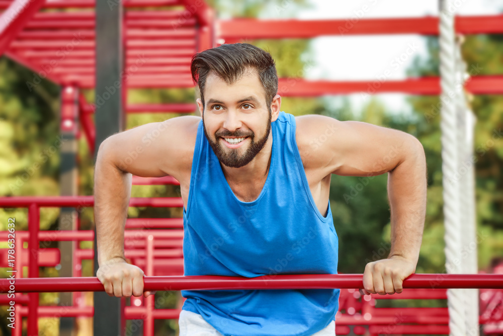 Obraz premium Handsome young man exercising in park