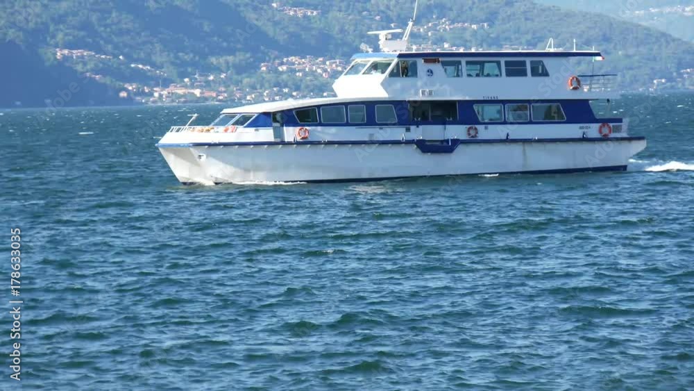 Battello in navigazione sul lago di Como Battello in navigazione sul lago di Como