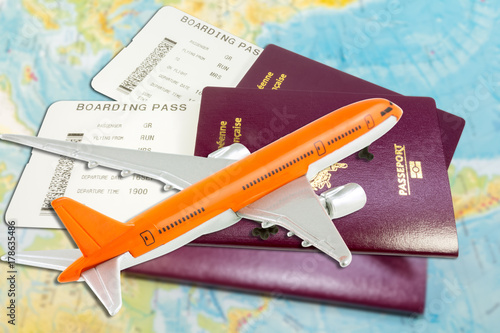 avion sur passeports avec cartes d'accès à bord, concept voyages par avion 