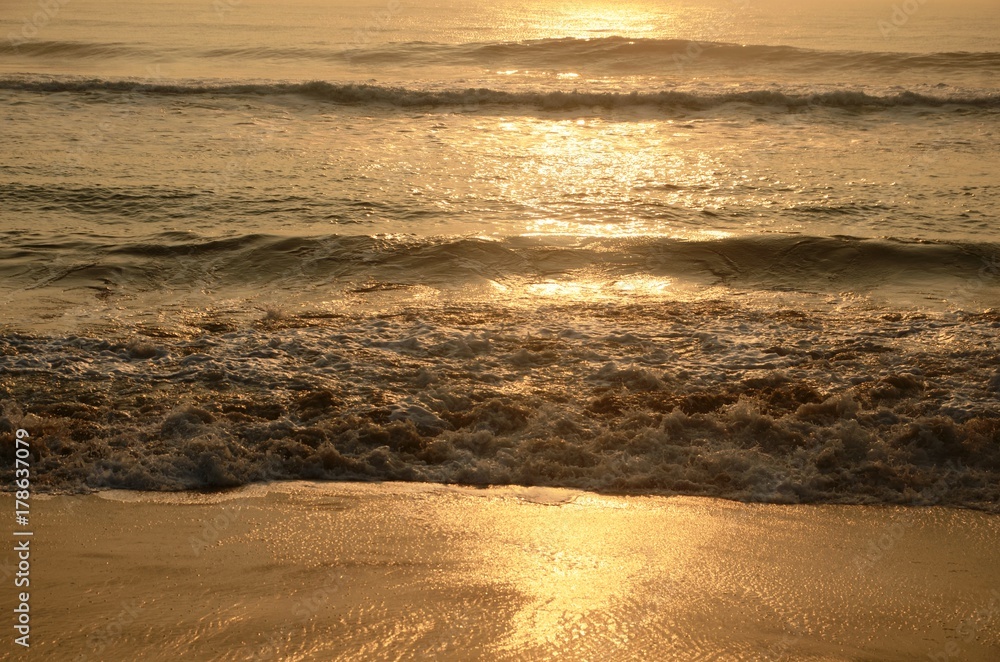 Lever de soleil sur la plage de Mahäbalipuram (Tamil Nadu –Inde)