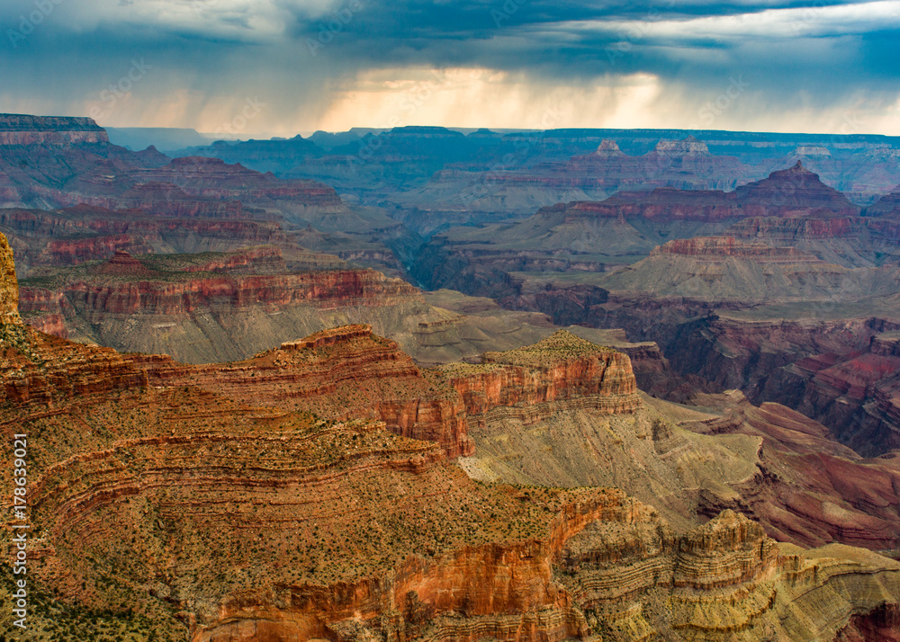 Fototapeta premium Grand Canyon Stormy Sunset