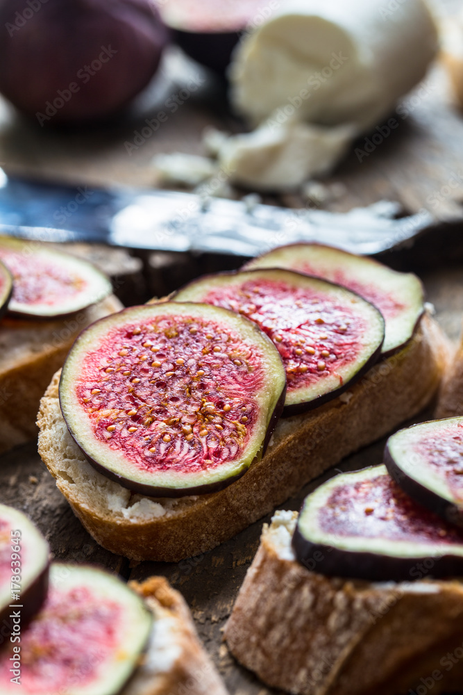 Sandwich with figs and goat cheese Sandwich with figs and goat cheese