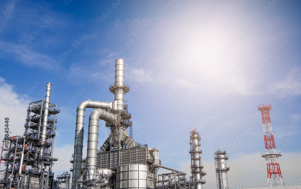 Obraz premium Industrial zone,The equipment of oil refining,Close-up of industrial pipelines of an oil-refinery plant,Detail of oil pipeline with valves in large oil refinery.