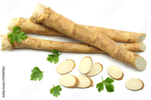 Valokuvatapetti sliced horseradish root with parsley isolated on white background