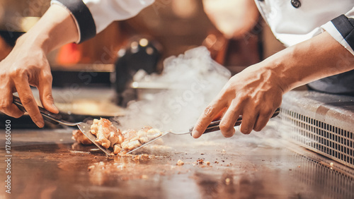 Billede på lærred Hand of man take cooking of meat with vegetable grill, Chef cooking wagyu beef i