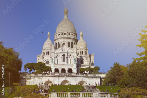 People are chilling front of Sacre Coeur church in Paris. © Tarik GOK