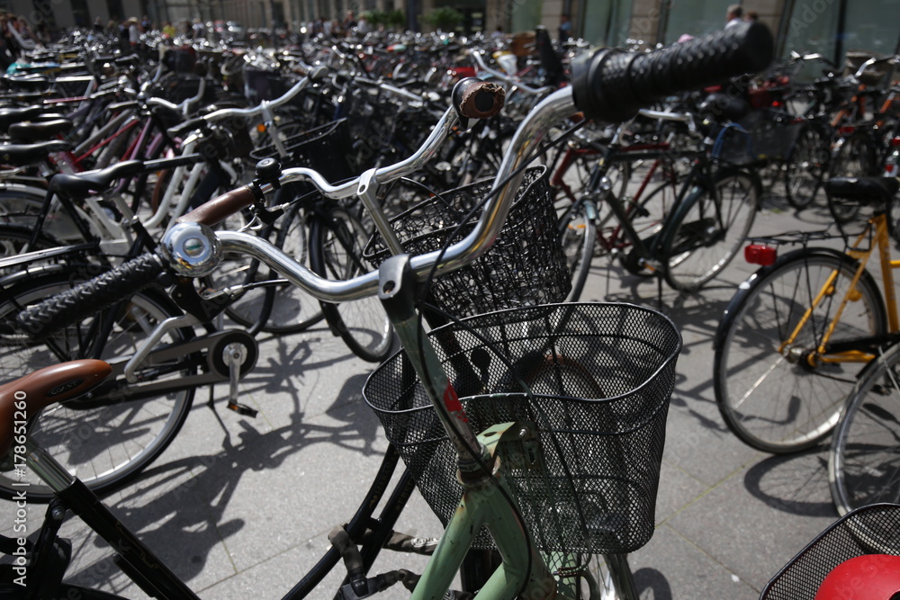 Parking à vélos sur la place Kongens Nytorv de Copenhague, Danemark Parking à vélos sur la place Kongens Nytorv de Copenhague, Danemark