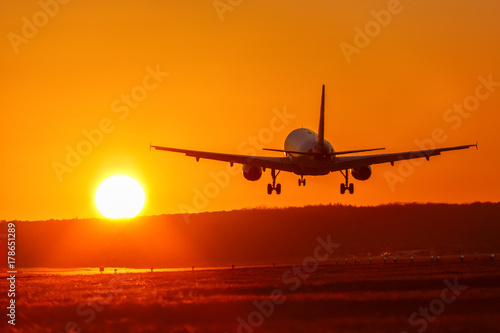 Flugzeug Flughafen Luftfahrt Sonne Sonnenuntergang Ferien Urlaub Reise reisen